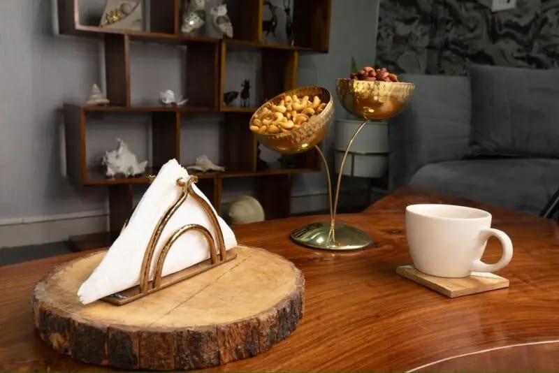 HAMMERED TISSUE STAND GOLD