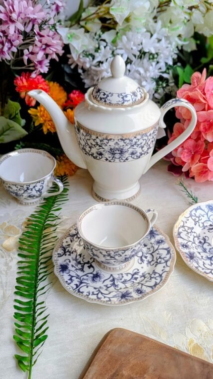 HIGHLAND FINE PORCELAIN  17 PIECE TEA SET 